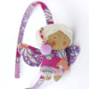 Diadema para niña vestida con alas de mariposa. Confeccionada artesanalmente con mucha dedicación, son modelos únicos