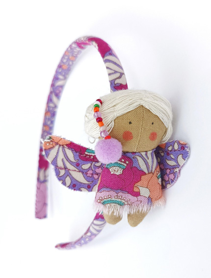 Diadema para niña vestida con alas de mariposa. Confeccionada artesanalmente con mucha dedicación, son modelos únicos Diadema para niña vestida con alas de mariposa. Confeccionada artesanalmente con mucha dedicación, son modelos únicos