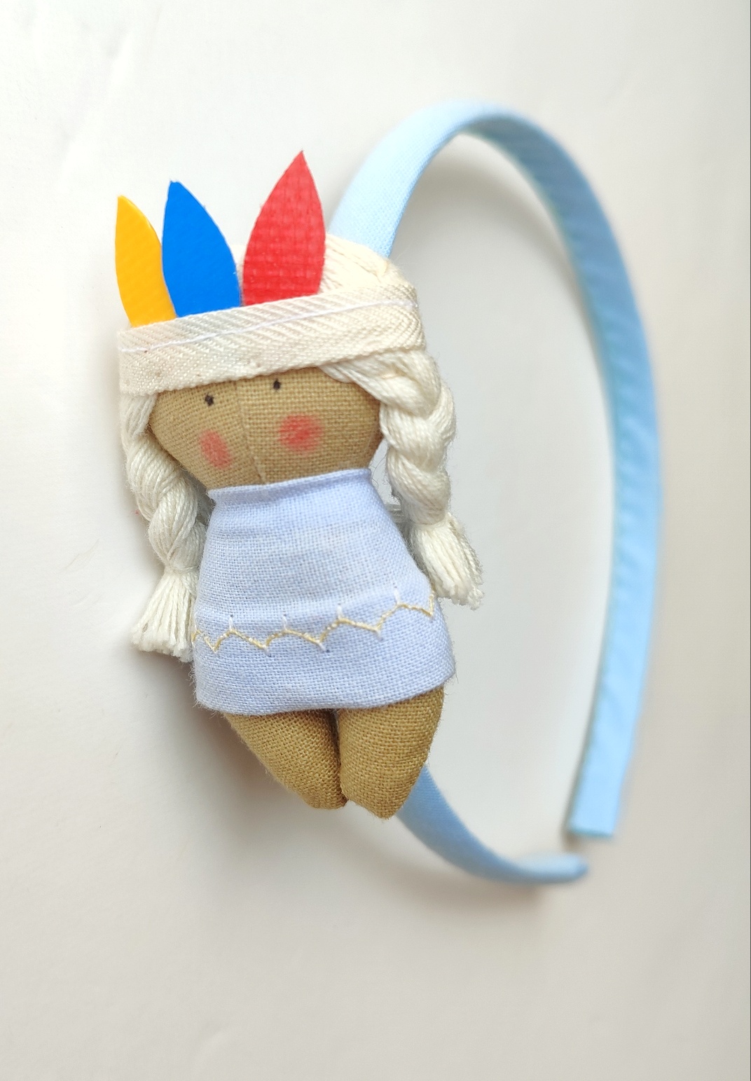 Diadema con muñeca vestida de india, color azul claro Diadema con muñeca vestida de india, color azul claro