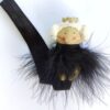 Diadema-con-muñeca-vestida-con-plumas-de-marabú