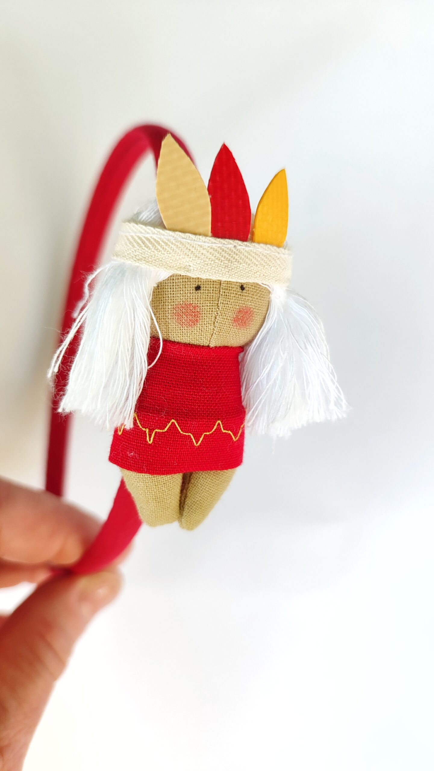 Diadema con muñeca vestida de india, color rojo Diadema con muñeca vestida de india, color rojo