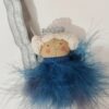 Diadema con muñeca vestida con plumas de marabú