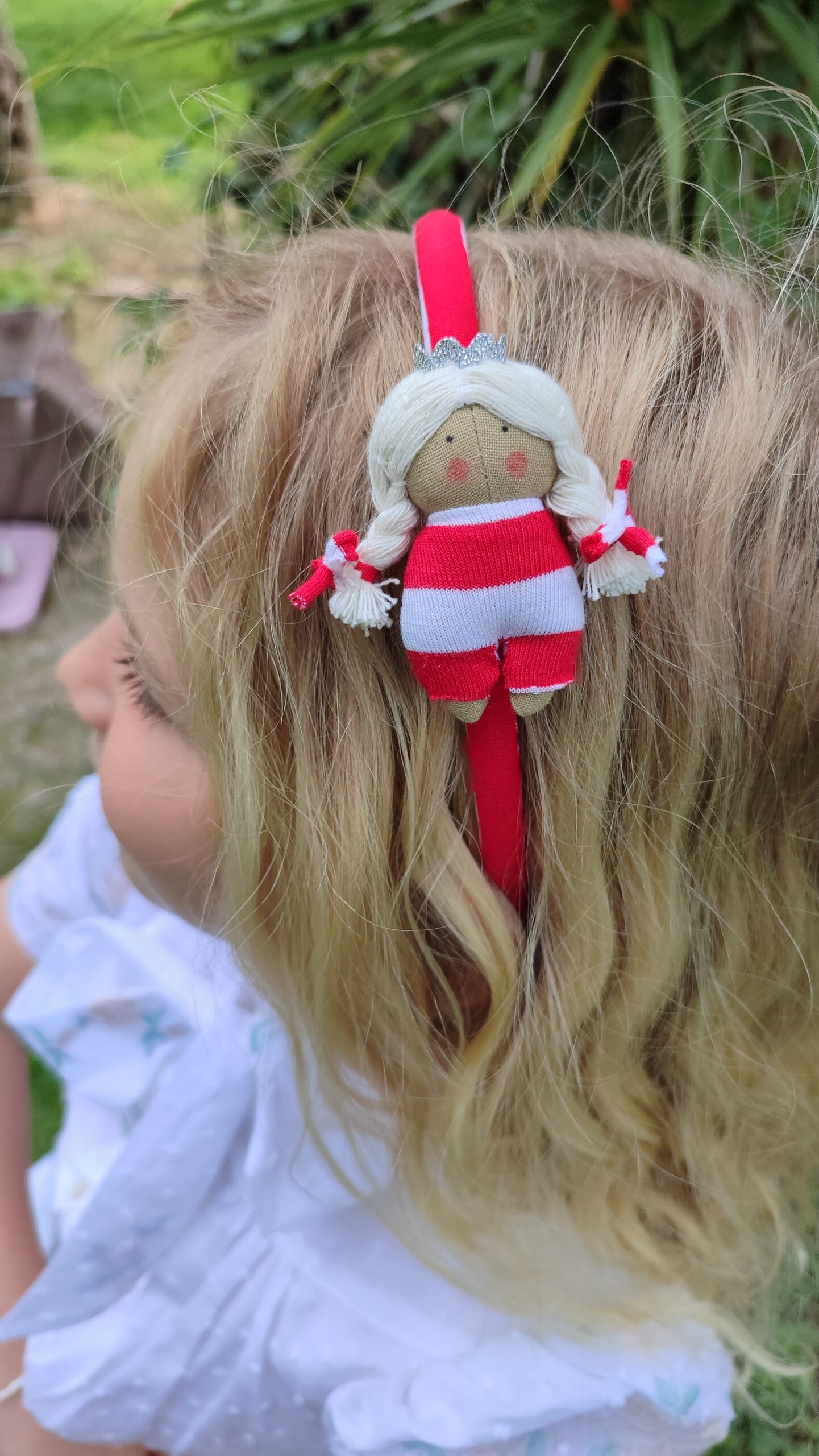 Diadema para niña vestida con mono rojo Diadema para niña vestida con mono rojo